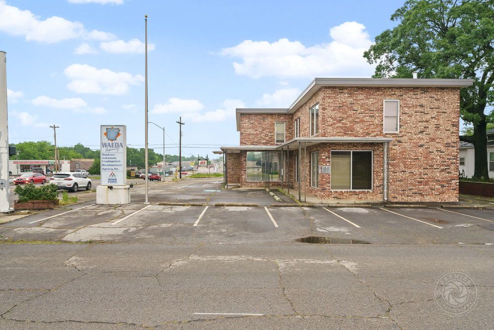Office For Sale: 1500 Main St, Van Buren, AR 72956